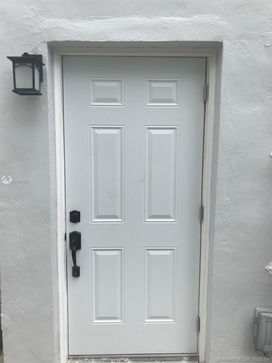 740 SW 7th St-Unit -5 in Miami, FL - Building Photo