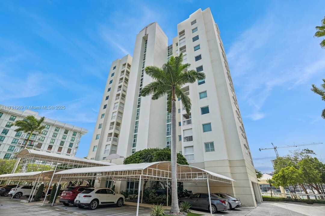 1690 S Bayshore Ln in Miami, FL - Building Photo