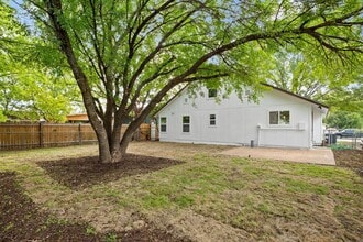 7520 Uray Dr in Austin, TX - Building Photo - Building Photo