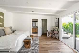 6525 W 85th St in Los Angeles, CA - Foto de edificio - Building Photo