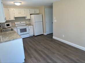 4 Oakwood Dr, Unit Duplex in Saco, ME - Foto de edificio - Building Photo