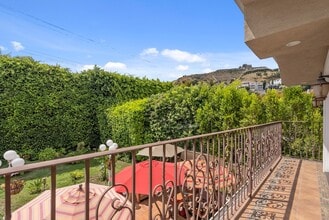 1617 N Orange Grove Ave in West Hollywood, CA - Foto de edificio - Building Photo