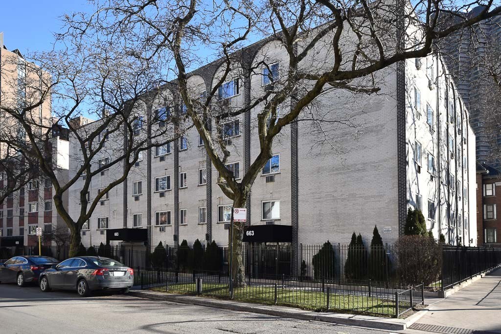 663 W Grace St in Chicago, IL - Building Photo