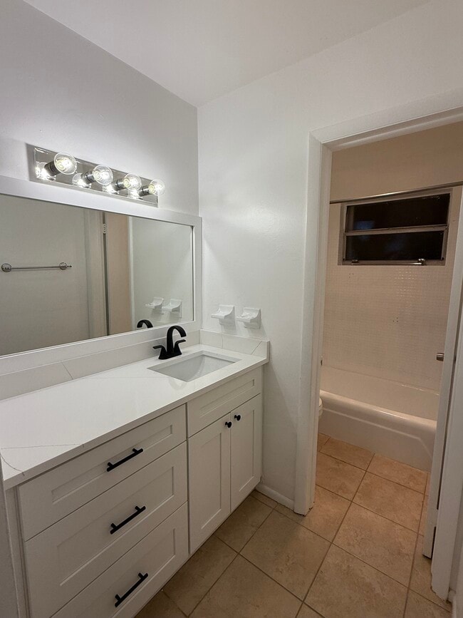 38 SW 7th St, Unit B in Dania Beach, FL - Building Photo - Building Photo