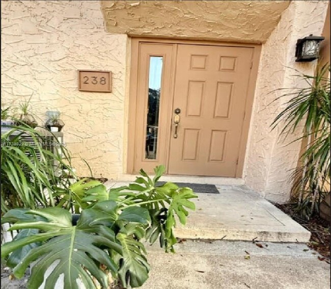238 Wimbledon Lake Dr in Plantation, FL - Building Photo - Building Photo