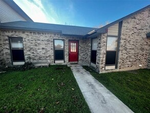 1204 Blackjack St in Lockhart, TX - Building Photo - Building Photo
