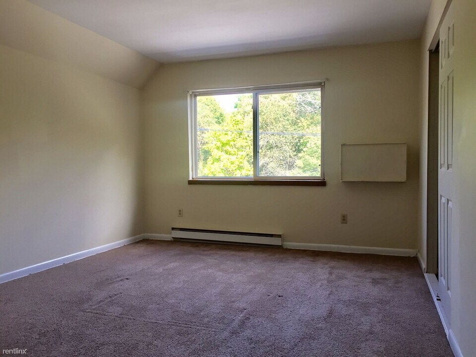66 Mayflower Ave, Unit 1 in Middleboro, MA - Building Photo