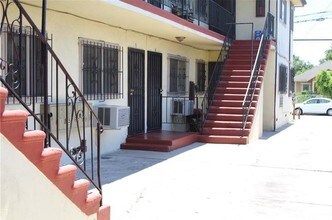 811 W 97th St in Los Angeles, CA - Building Photo - Building Photo
