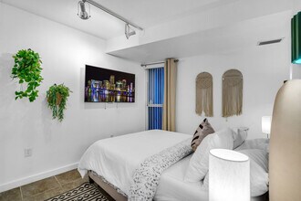 5837 SW 32nd St in Miami, FL - Building Photo - Building Photo