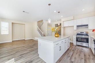 77 St James in Irvine, CA - Building Photo - Building Photo