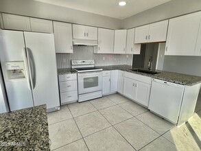 1302 W Halstead Dr in Phoenix, AZ - Building Photo - Building Photo