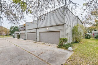 1643 S Kirkwood Rd in Houston, TX - Building Photo - Building Photo
