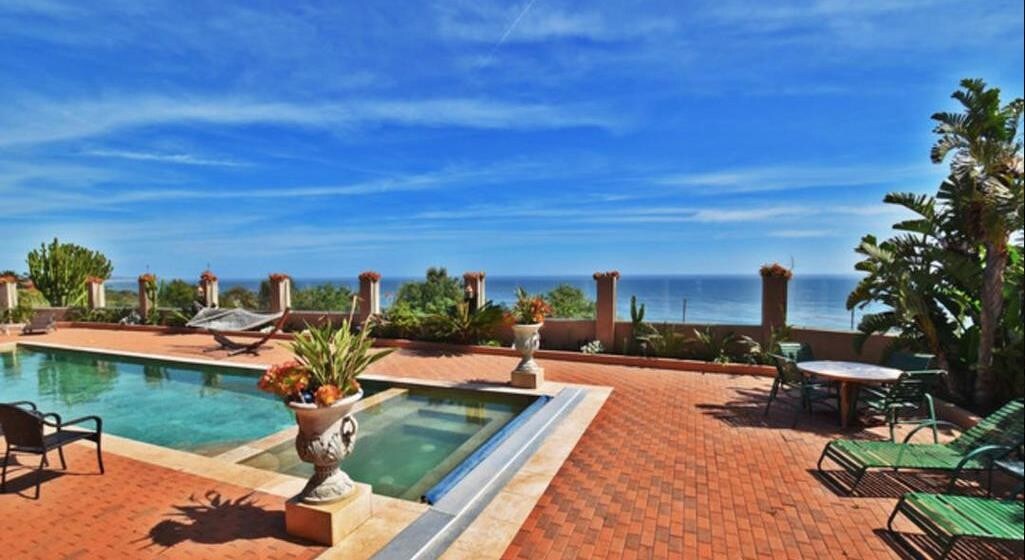 34077 Pacific Coast Hwy in Malibu, CA - Building Photo