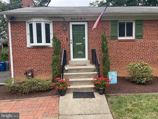 3252 Holly Hill Dr in Falls Church, VA - Building Photo - Building Photo