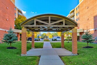 L'Ambiance Ouest in Dollard-des-Ormeaux, QC - Building Photo - Building Photo