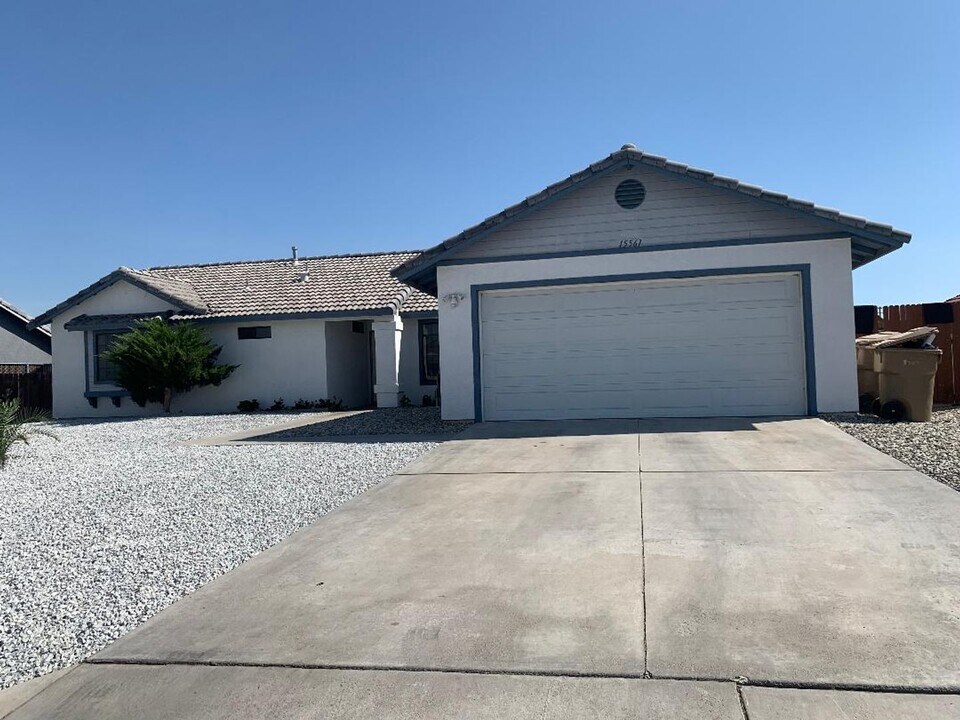 15561 Via Hermosa St in Hesperia, CA - Building Photo