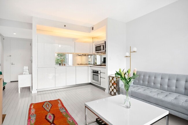 425 E 13th St in New York, NY - Building Photo - Building Photo