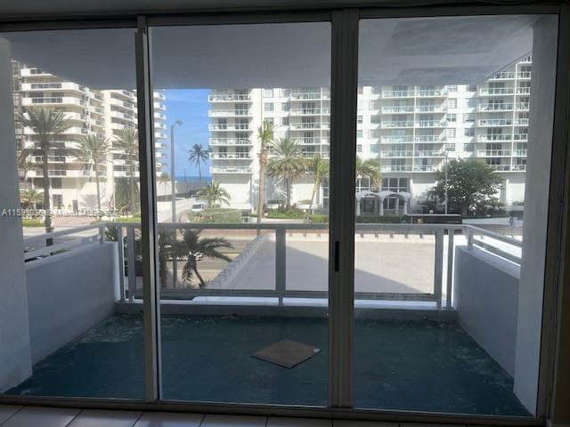 5700 Collins Ave, Unit 3D in Miami Beach, FL - Building Photo - Building Photo