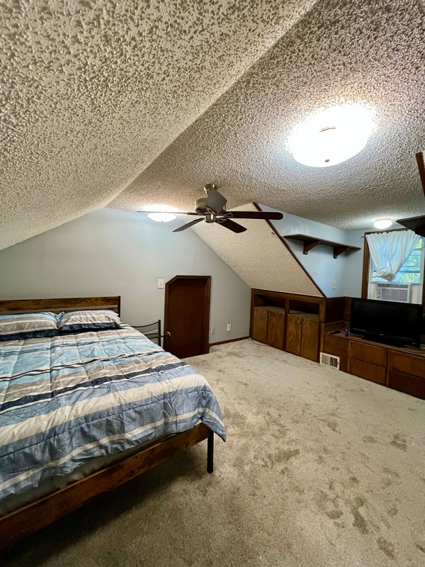 property at 5546 S Newport Ave
