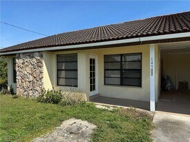 647 Homestead Rd S in Lehigh Acres, FL - Building Photo