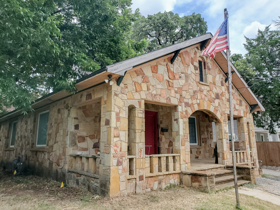 509 S Center St in Arlington, TX - Building Photo