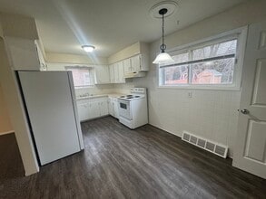 1325 Vermont Pl NE in Canton, OH - Foto de edificio - Building Photo