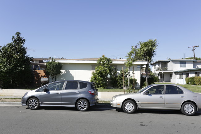 17371 Keelson Ln in Huntington Beach, CA - Foto de edificio - Building Photo