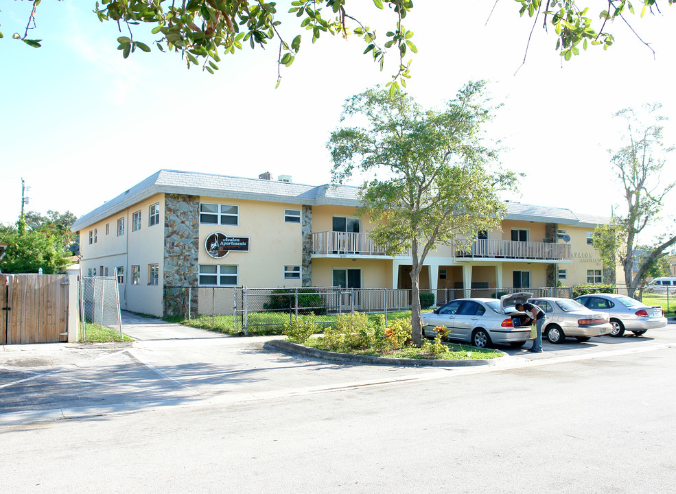 Avalon Apartments in North Miami Beach, FL - Building Photo