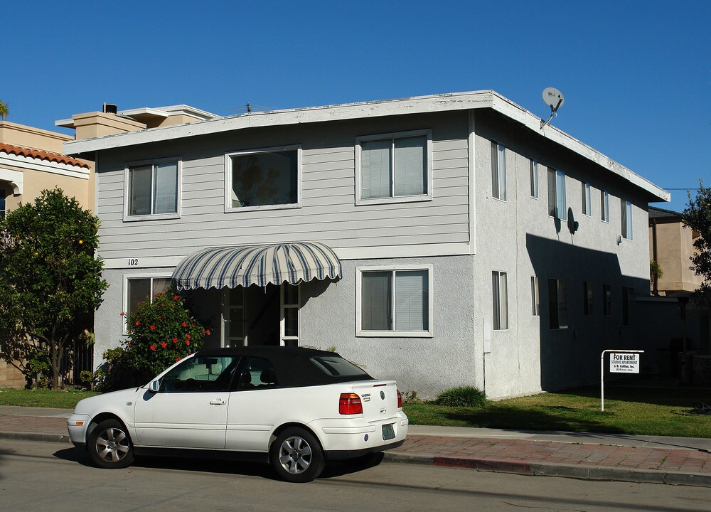 102 E Bay Ave in Newport Beach, CA - Building Photo