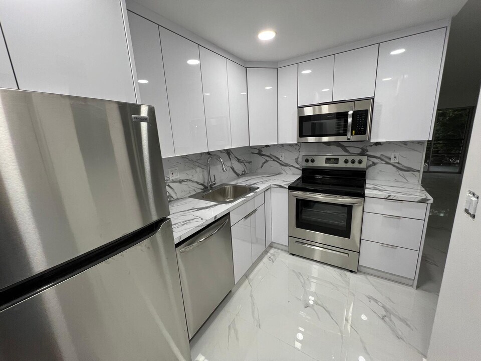505 Gardens Dr, Unit 201 in Pompano Beach, FL - Foto de edificio
