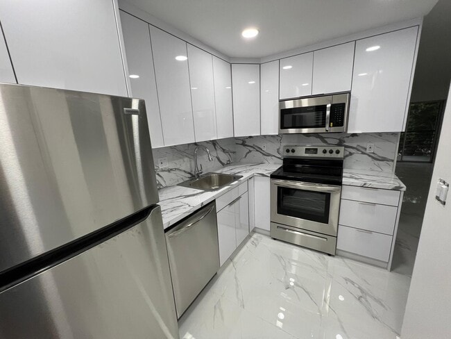 505 Gardens Dr, Unit 201