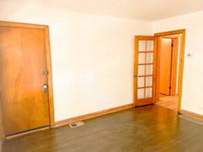 8635 S Colfax Ave-Unit -1 in Chicago, IL - Building Photo - Building Photo