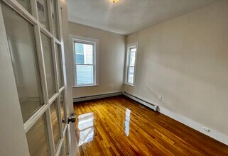 19 Banks St, Unit 2T in Somerville, MA - Foto de edificio - Building Photo