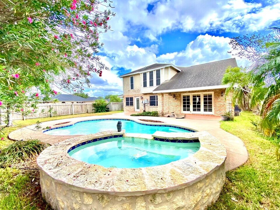 1551 Briarwyck Dr in Brownsville, TX - Building Photo