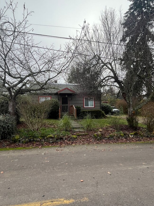 136 E 2nd St in Lowell, OR - Building Photo - Building Photo