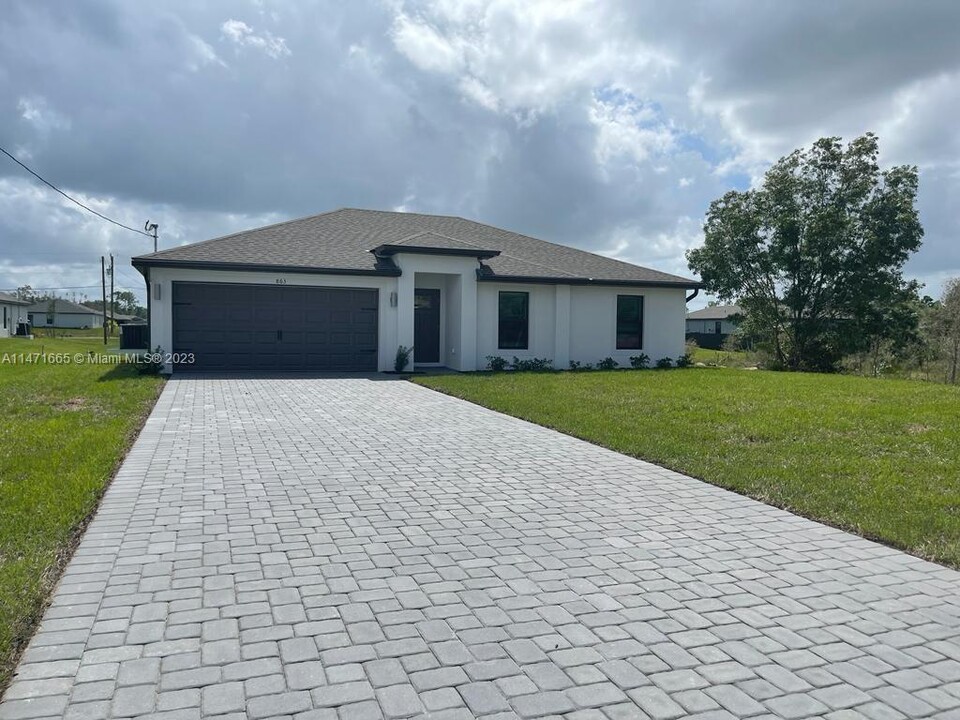 863 Winwood Cir in Ft. Myers, FL - Foto de edificio