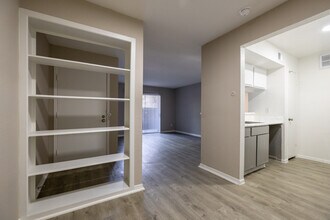 8950 Glencrest in Houston, TX - Building Photo - Interior Photo