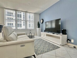4747 Collins Ave, Unit 407 in Miami Beach, FL - Building Photo - Building Photo