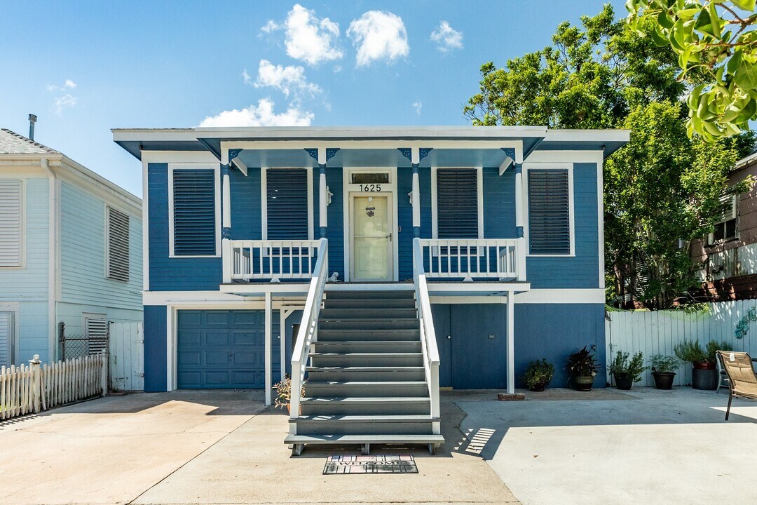 1625 Ave M 1/2 in Galveston, TX - Building Photo