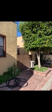 5031 Bakman Ave in North Hollywood, CA - Foto de edificio - Building Photo