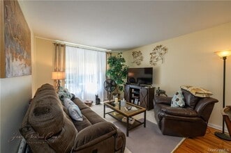 5 Sadore Ln in Yonkers, NY - Building Photo - Building Photo