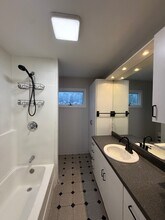 52 Valley St in Wakefield, MA - Foto de edificio - Building Photo