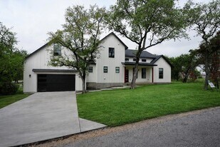 48 Acacia Dr in Wimberley, TX - Building Photo