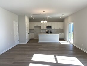 128 Barefoot Dr in Bloomingdale, GA - Building Photo - Building Photo