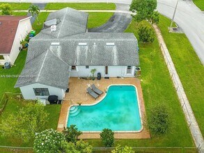 10900 NW 28th St in Sunrise, FL - Foto de edificio - Building Photo