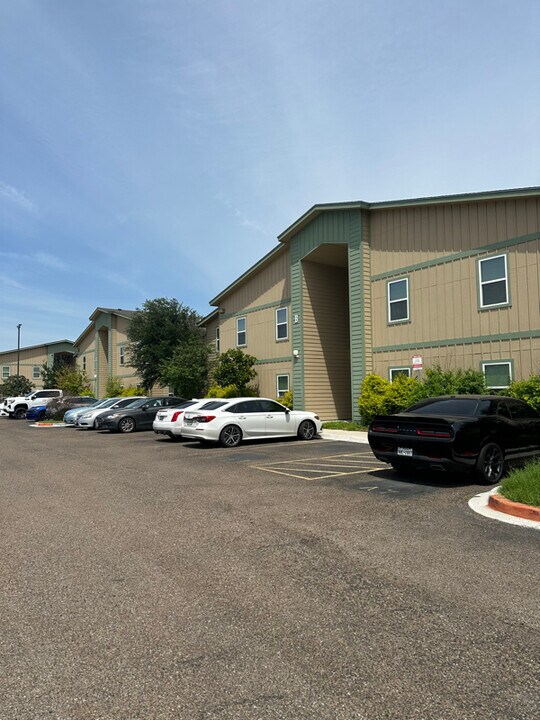 2111 W University Dr in Edinburg, TX - Foto de edificio