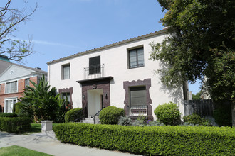 145 S Elm Dr in Beverly Hills, CA - Foto de edificio - Building Photo