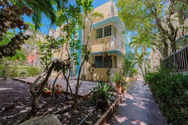 1351 Meridian Ave in Miami Beach, FL - Building Photo - Building Photo