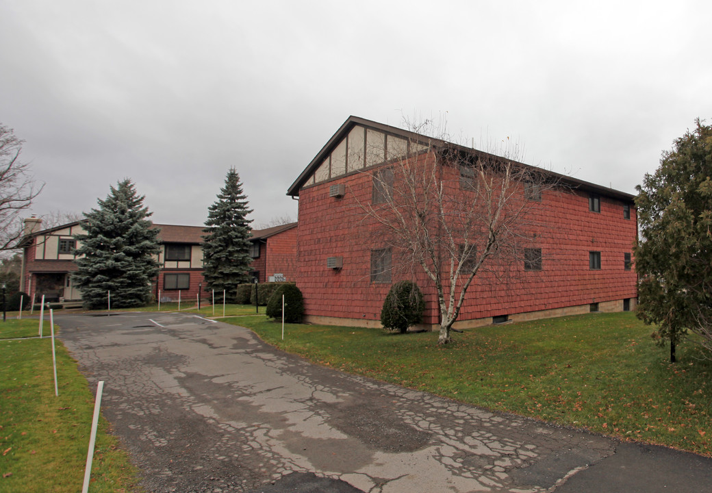 Burrstone Lane Apartments in New Hartford, NY - Building Photo