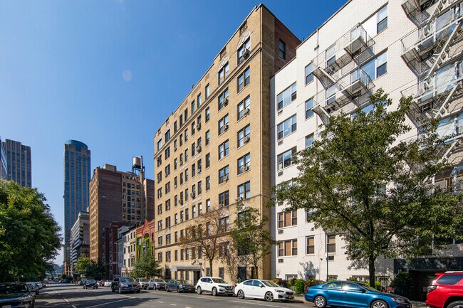 243 W 70th St in New York, NY - Foto de edificio - Building Photo